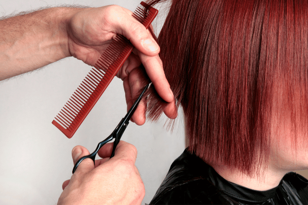 Descubra o significado de sonhar que está cortando o cabelo